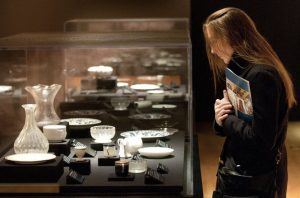 museum-looking-at-exhibits